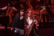 左からT.M.Revolution、高見沢俊彦。