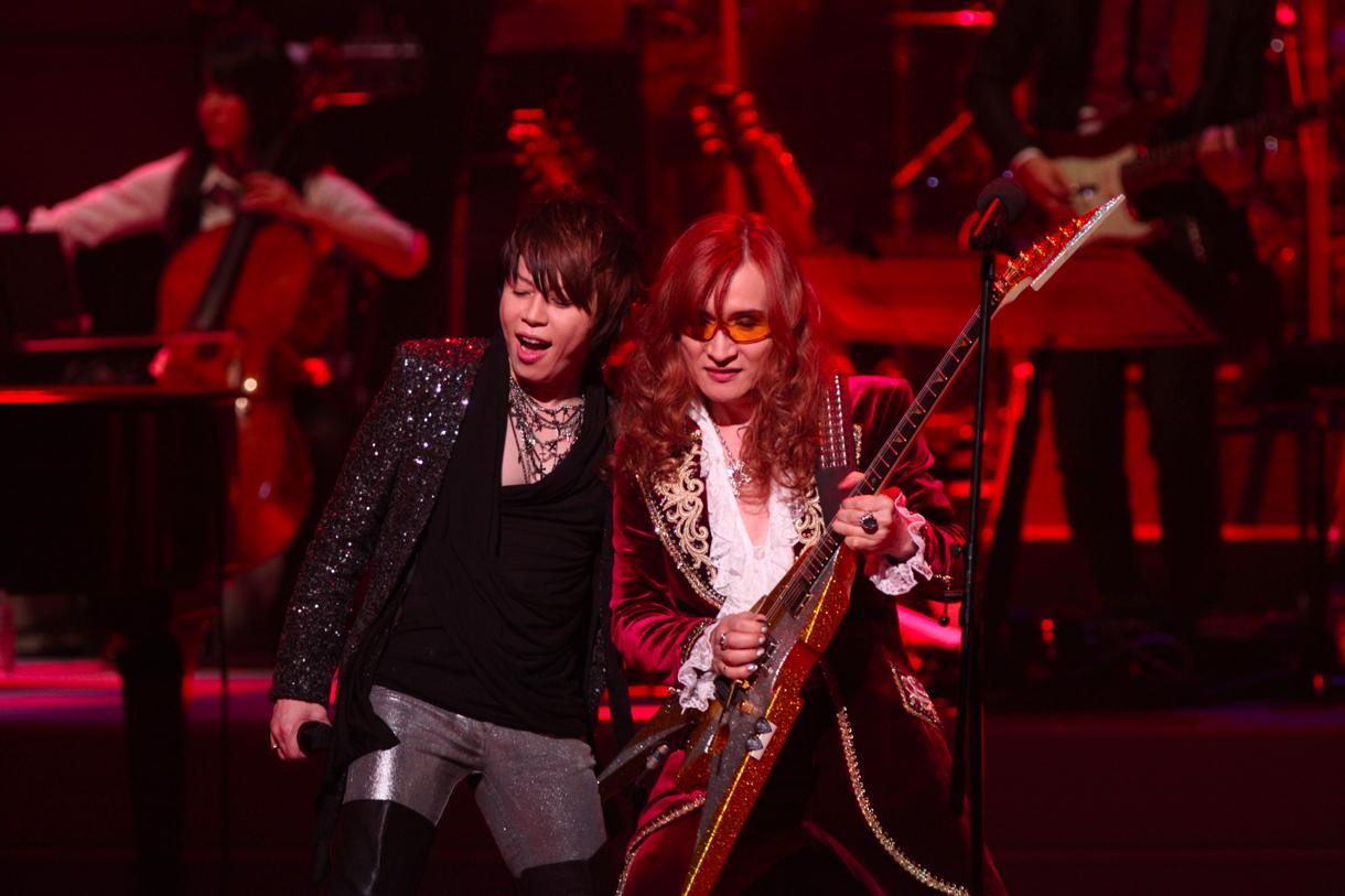 左からT.M.Revolution、高見沢俊彦。