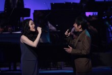 左からJUJU、徳永英明。