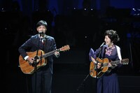 左から森山直太朗、森山良子。