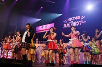 「恋するフォーチュンクッキー」をパフォーマンスするHKT48。 (c)AKS