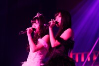 左から本村碧唯、指原莉乃。 (c)AKS