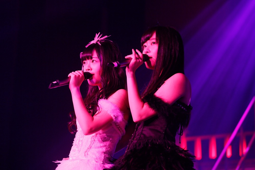 左から本村碧唯、指原莉乃。 (c)AKS