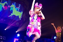 きゃりーぱみゅぱみゅ「ASOBINITE!!! KYARY PAMYU PAMYU 21st BIRTHDAY SPECIAL」出演時の様子。