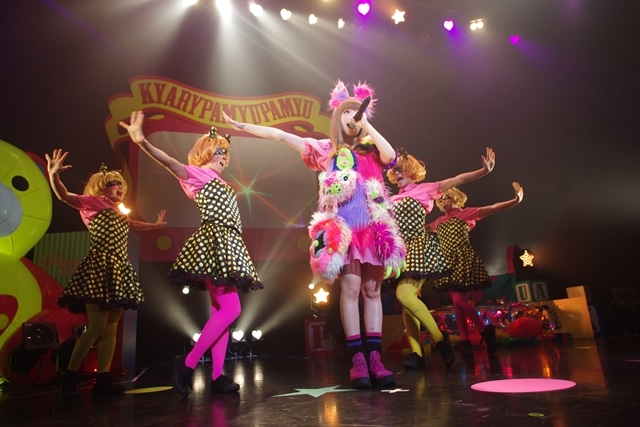 きゃりーぱみゅぱみゅ「ASOBINITE!!! KYARY PAMYU PAMYU 21st BIRTHDAY SPECIAL」出演時の様子。