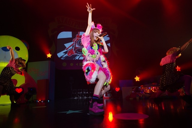 きゃりーぱみゅぱみゅ「ASOBINITE!!! KYARY PAMYU PAMYU 21st BIRTHDAY SPECIAL」出演時の様子。