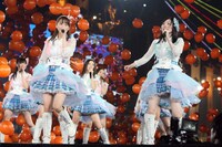 「未来とは？」を披露するSKE48。 (c)AKS