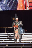 武将姿でナゴヤドーム公演幕開けを宣言する板東英二。 (c)AKS