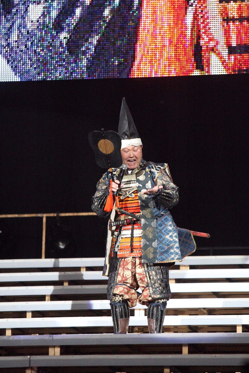 武将姿でナゴヤドーム公演幕開けを宣言する板東英二。 (c)AKS