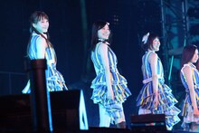 「道はなぜ続くのか？」を披露するSKE48。 (c)AKS