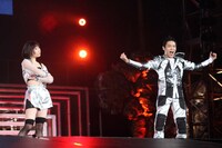 左から須田亜香里、蛯名健一。 (c)AKS