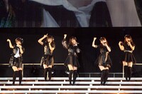 「強がり時計」を披露するSKE48。 (c)AKS