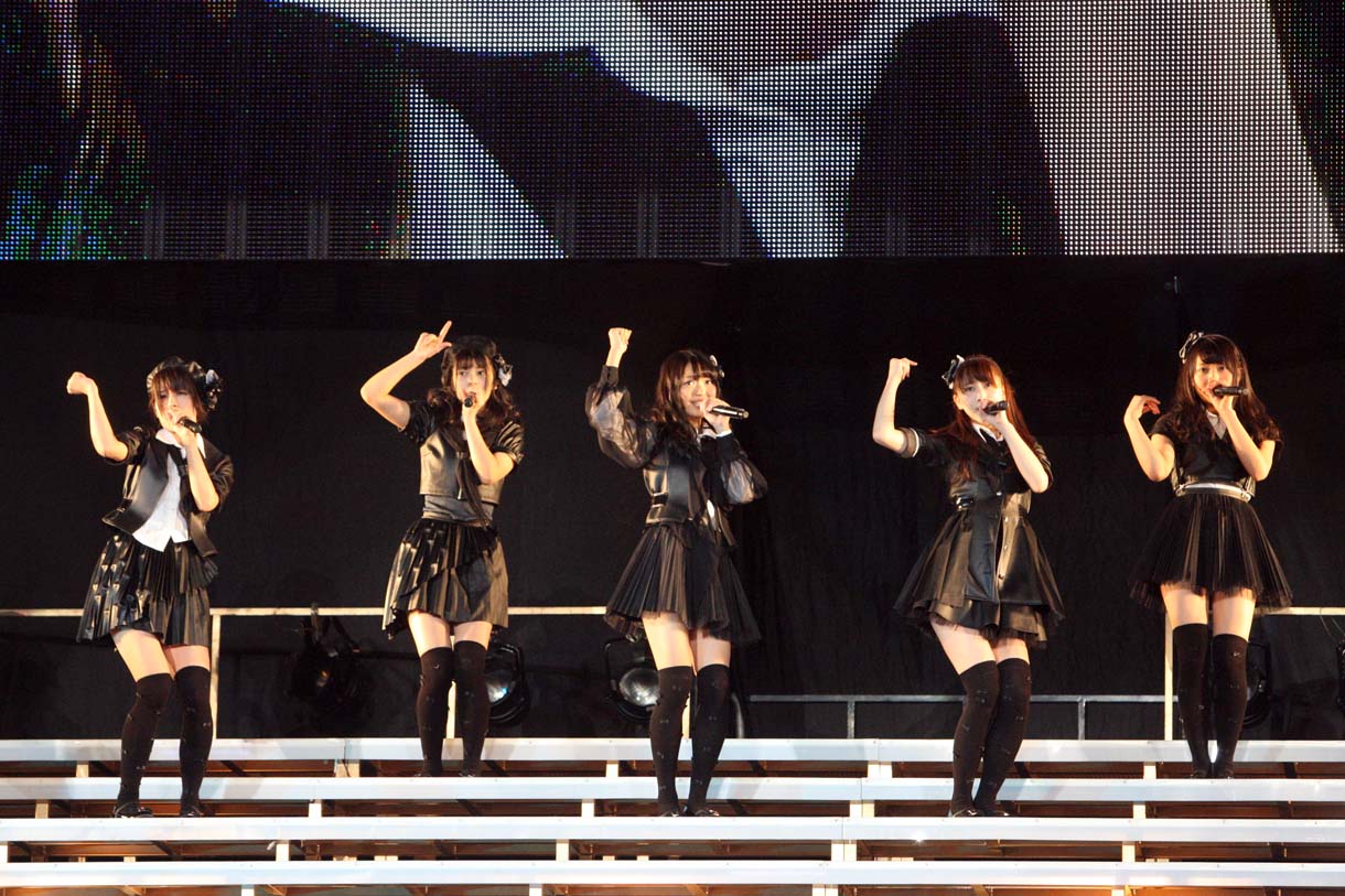 「強がり時計」を披露するSKE48。 (c)AKS