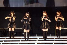 「強がり時計」を披露するSKE48。 (c)AKS