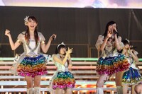 「1！2！3！4！ ヨロシク！」を披露するSKE48。 (c)AKS