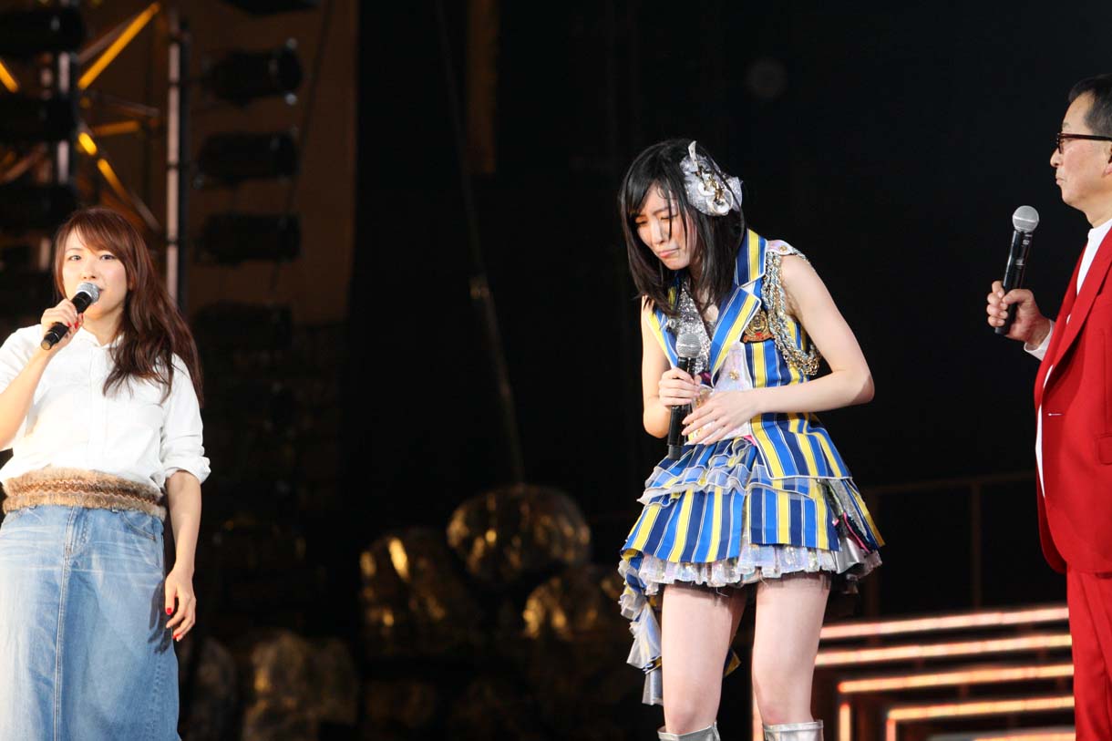 左から佐藤聖羅、松井珠理奈、宮地佑紀生。 (c)AKS