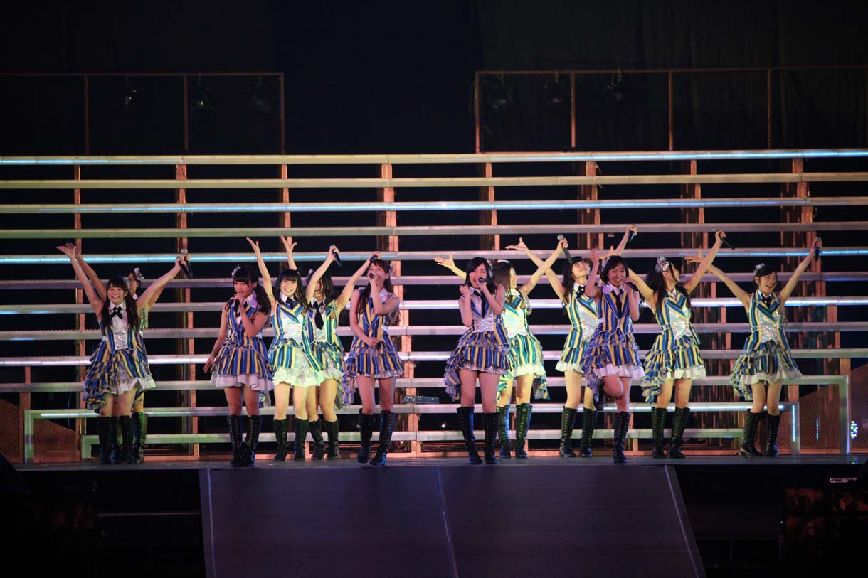 「道はなぜ続くのか？」を披露するSKE48。 (c)AKS