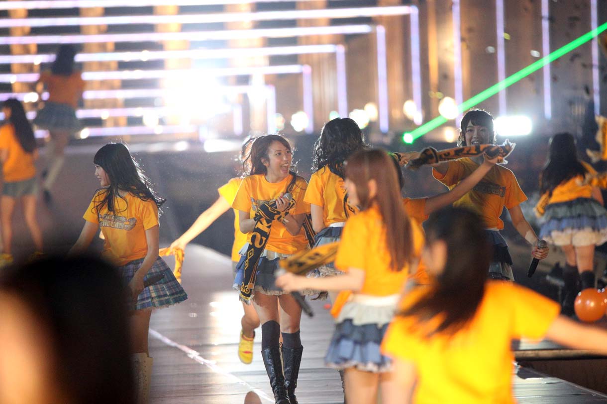 「手をつなぎながら」を披露するSKE48。 (c)AKS