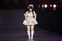 「マツムラブ！」を披露する松村香織。 (c)AKS