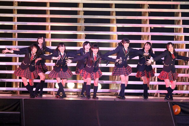 「チャイムはLOVE SONG」を披露するSKE48ドラフト生。 (c)AKS