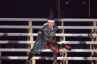 武将姿でナゴヤドーム公演幕開けを宣言する板東英二。 (c)AKS