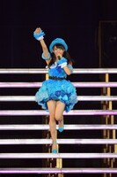 「それでも好きだよ」を歌唱する木崎ゆりあ。 (c)AKS