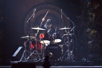 「Escape」でドラム演奏を披露する東李苑。 (c)AKS