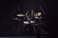 「Escape」でドラム演奏を披露する石田安奈。 (c)AKS