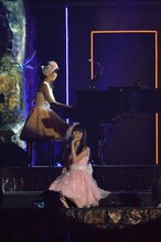 「夜風の仕業」を歌唱する高柳明音（手前）。 (c)AKS