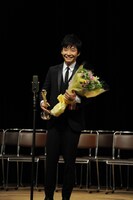 受賞の喜びを語る星野源。