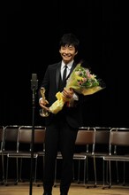 受賞の喜びを語る星野源。