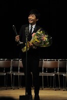 今週の人気の画像3位は「星野源、ヨコハマ映画祭で新人賞『うれしいっすねえ！』」より、「第35回 ヨコハマ映画祭」最優秀新人賞を受賞した星野源。