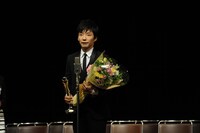 受賞の喜びを語る星野源。