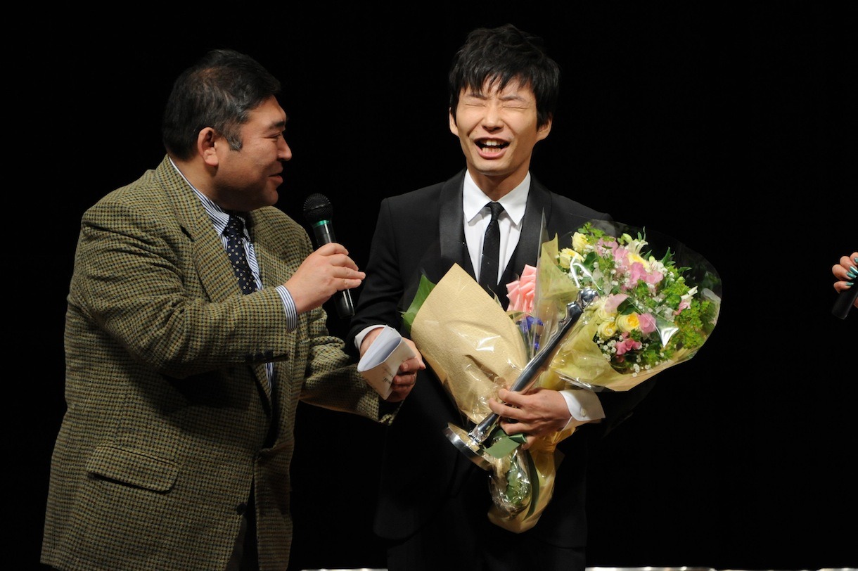 なぜか司会者と手を握り合う星野源。