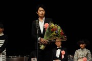 今週の人気の画像8位は「星野源、ヨコハマ映画祭で新人賞『うれしいっすねえ！』」より、「第35回 ヨコハマ映画祭」主演男優賞を受賞した福山雅治。