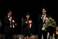 左からリリー・フランキー、真木よう子、福山雅治。