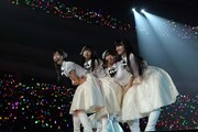 「おいでシャンプー」を披露するSKE48。 (c)AKS