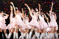 「10年桜」を披露するSKE48。 (c)AKS