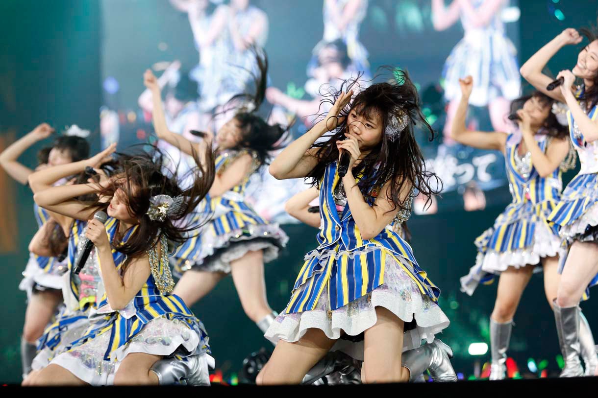 「メロンジュース」を披露するSKE48。 (c)AKS