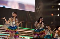 「1！2！3！4！ ヨロシク！」を披露するSKE48。 (c)AKS