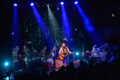 「片平里菜 1stワンマンツアー2014 “女の子は泣け、笑え、叫べ”」東京公演の様子。