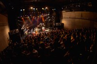 「片平里菜 1stワンマンツアー2014 “女の子は泣け、笑え、叫べ”」東京公演の様子。