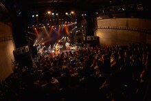 「片平里菜 1stワンマンツアー2014 “女の子は泣け、笑え、叫べ”」東京公演の様子。