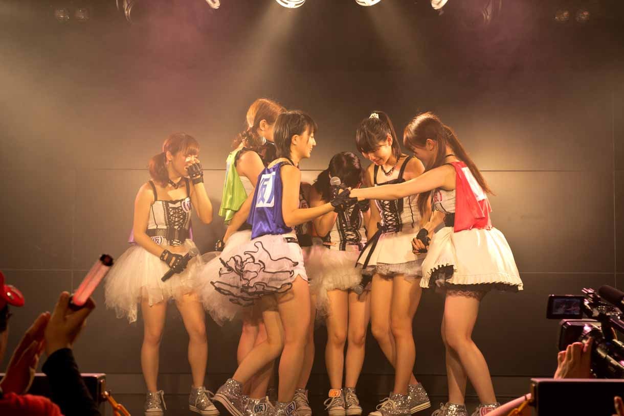 中野サンプラザでのライブが決定し肩を寄せ合うアップアップガールズ（仮）。