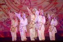 ももいろクローバーZ「ももいろクローバーZ JAPAN TOUR 2013『GOUNN』」の様子。（Photo by HAJIME KAMIIISAKA+Z）