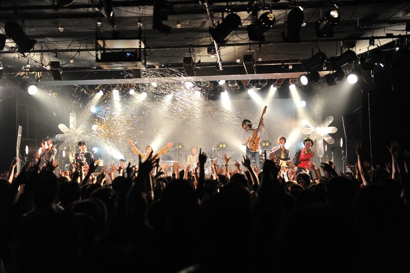 吉田アディムが乱入し、一瞬7人がステージに立つという事態に。