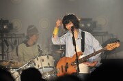 左から山崎正太郎（Dr, Cho）、武井優心（Vo, B）。