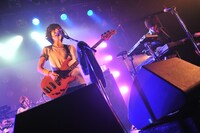 左から武井優心（Vo, B）、八木類（G, Cho, Syn）。