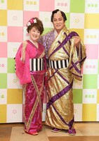 2月2日、「松平健・川中美幸特別公演」初日の囲み取材に登場した川中美幸と松平健。