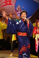 「マツケンの大繁盛」パフォーマンス中の松平健。